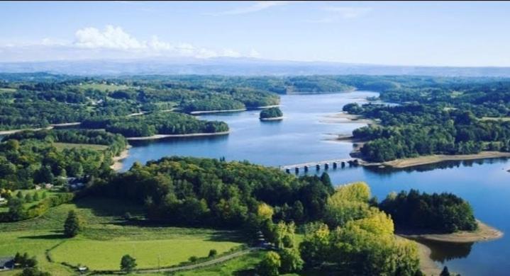 Ma Cabane Au Bord Du Lac Neuvic  Kültér fotó